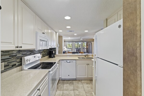 Kjøleskap, mikrobølgeovn, ovn og kokeplater