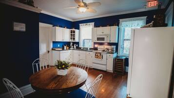 Fridge, coffee/tea maker