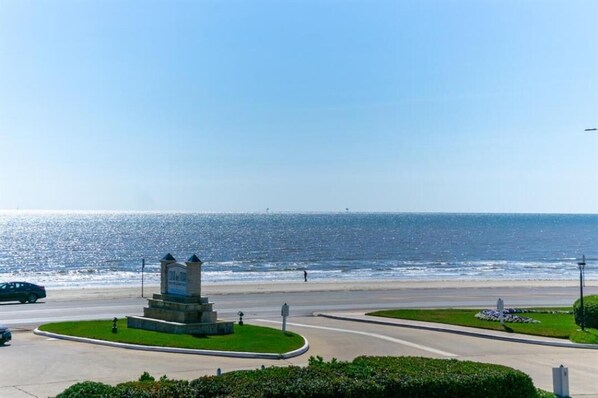 على الشاطئ، كراسي للتشمس