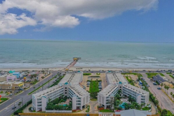 On the beach, sun-loungers - 5⭐ BEACH SUITE - Great Gulf View- heated pools . (Galveston)