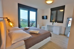 4 bedrooms, iron/ironing board, free WiFi, bed sheets