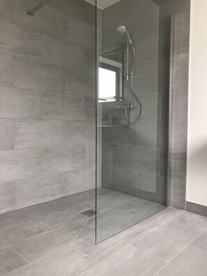 Combined shower/tub, hair dryer, towels, soap - New Modern Barn surrounded by Devon countryside (Dunsford Exeter)