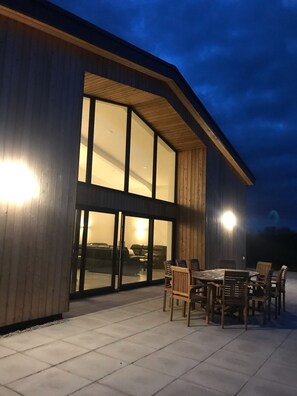Outdoor dining - New Modern Barn surrounded by Devon countryside  (Dunsford Exeter)