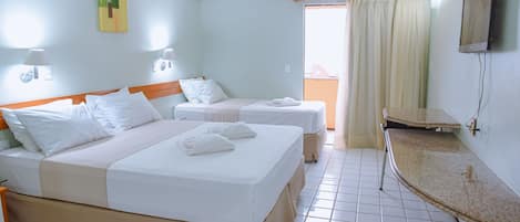 Kolmen hengen huone | Minibaari, työpöytä, äänieristys, ilmaiset vauvansängyt