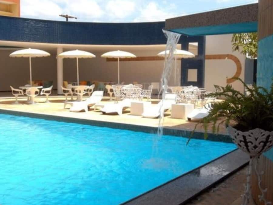 Piscina externa, guarda-sóis, espreguiçadeiras