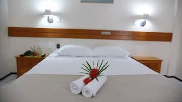 Quarto casal, 1 cama de casal ou 2 camas de solteiro | Frigobar, escrivaninha, quartos à prova de som, berços grátis