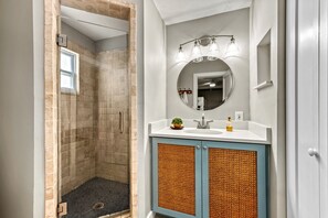 Ensemble douche/baignoire, sèche-cheveux, serviettes fournies, shampoing