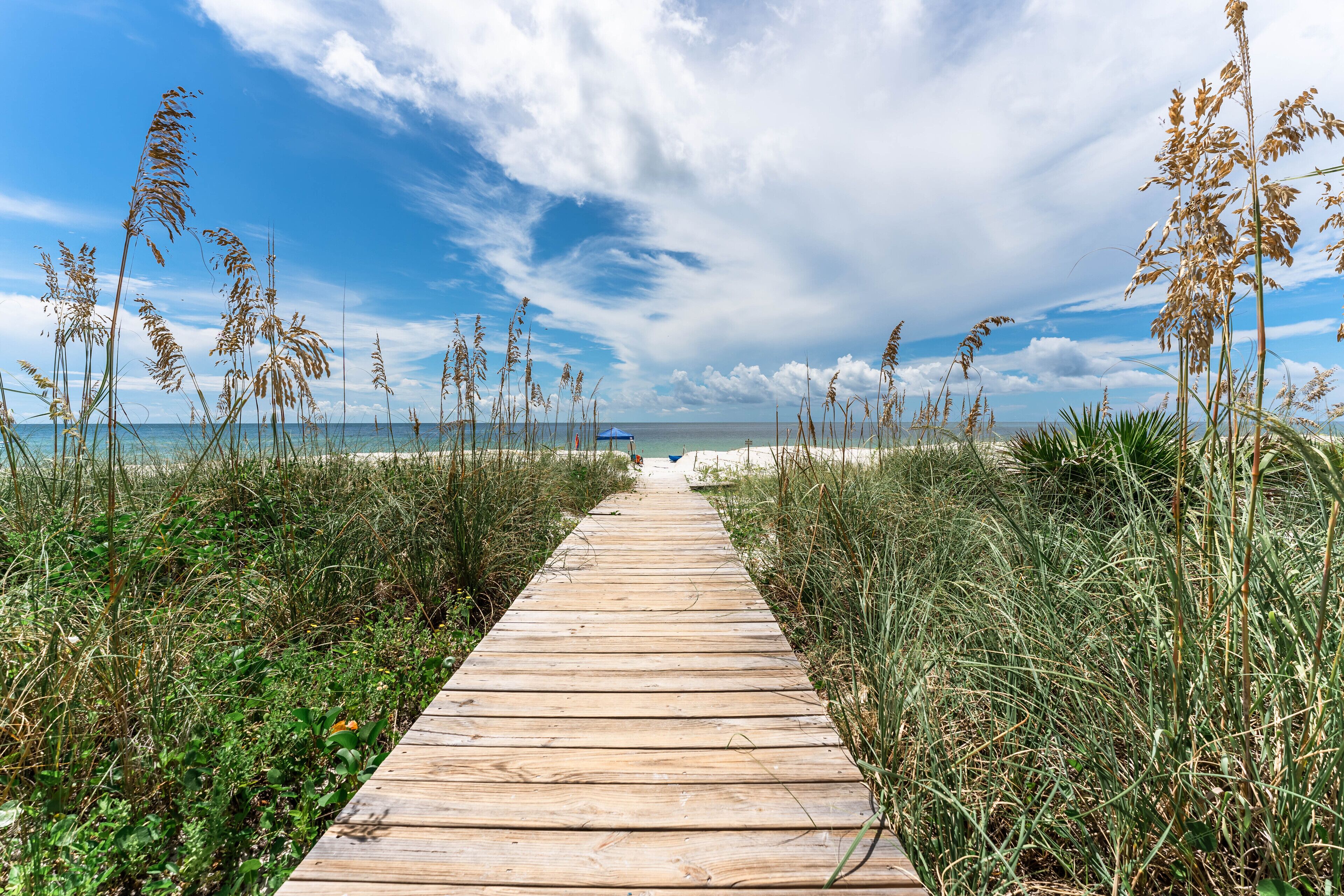 Una playa cerca, sillas reclinables de playa, toallas de playa