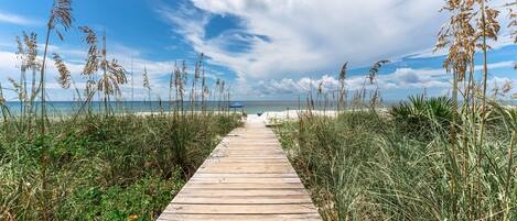 Una playa cerca, sillas reclinables de playa, toallas de playa