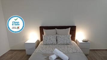 1 habitación, tabla de planchar con plancha, cuna de viaje y wifi