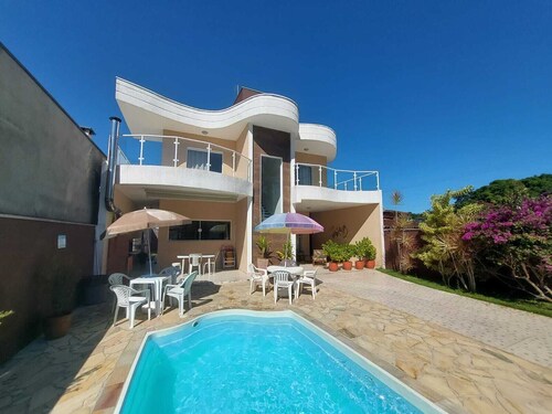 Sobrado com Piscina em Condomínio Fechado