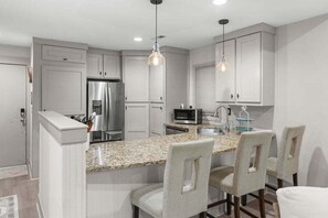 冷蔵庫、電子レンジ、オーブン、コンロ