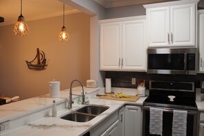 Fridge, microwave, oven, stovetop - Waterfront Community 2 Bedroom - Southern Coastal Design (New Smyrna Beach)