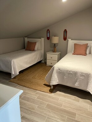 3 bedrooms, desk, WiFi, bed sheets