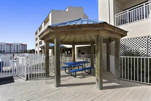 Outdoor dining - Sugar Beach 381 | 4 Beachfront Pools & Snack Bar | Family Fun for Every Season | Beach Getaways (Orange Beach)