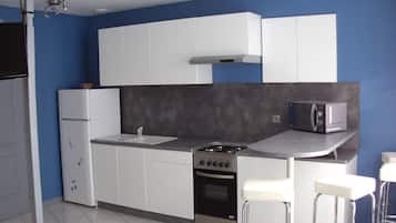 Kühlschrank, Mikrowelle, Ofen, Herdplatte