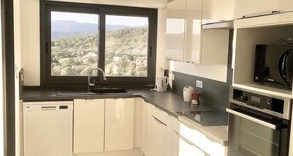 LARGE DUPLEX APARTMENT, panoramic view. quiet .