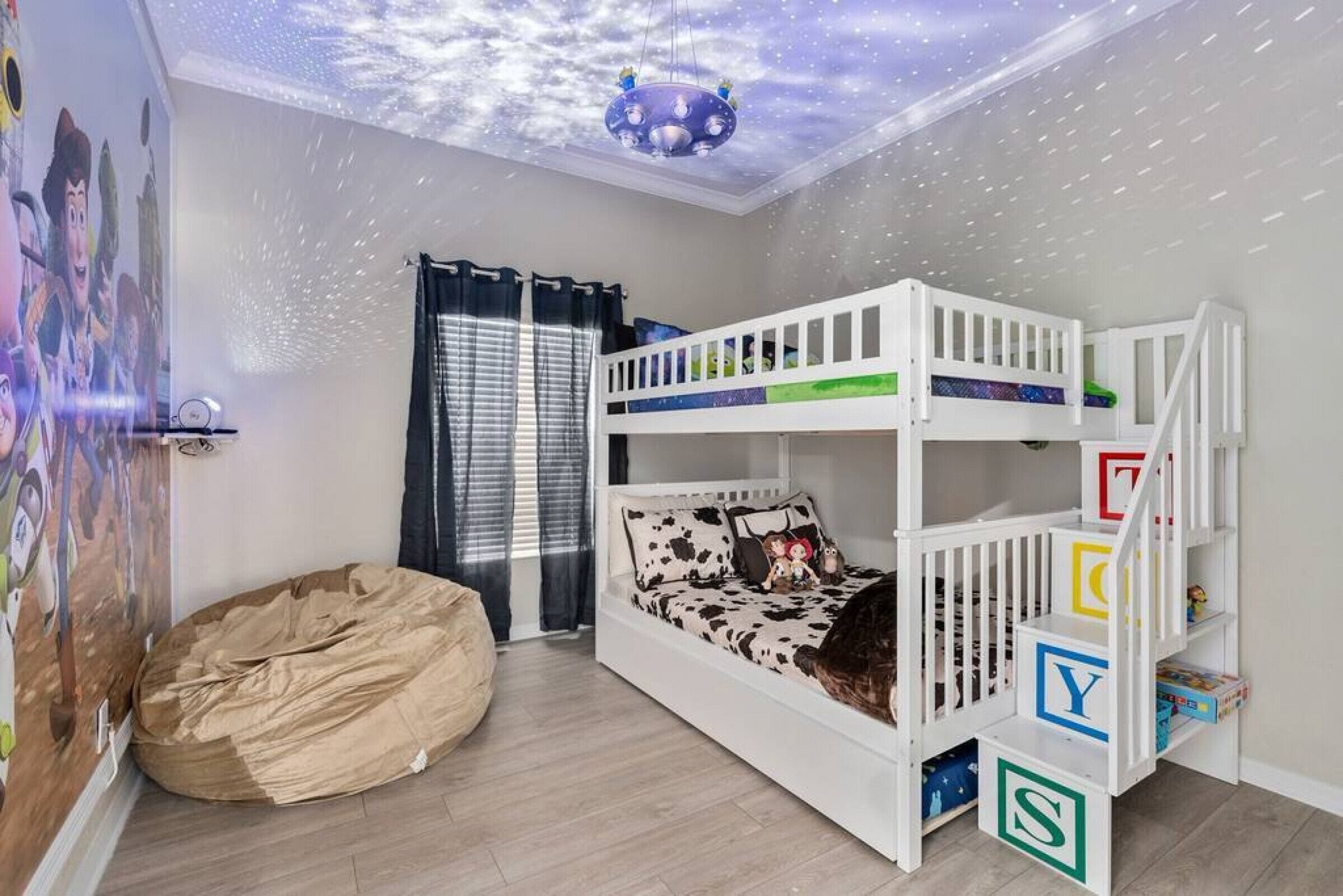 3 bedrooms, desk, iron/ironing board, travel crib