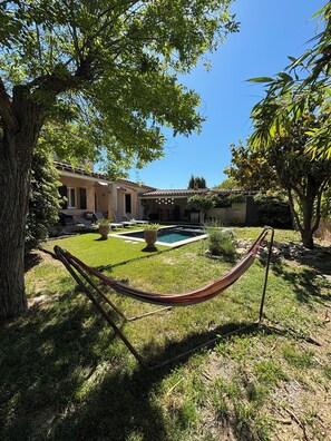 Una piscina al aire libre