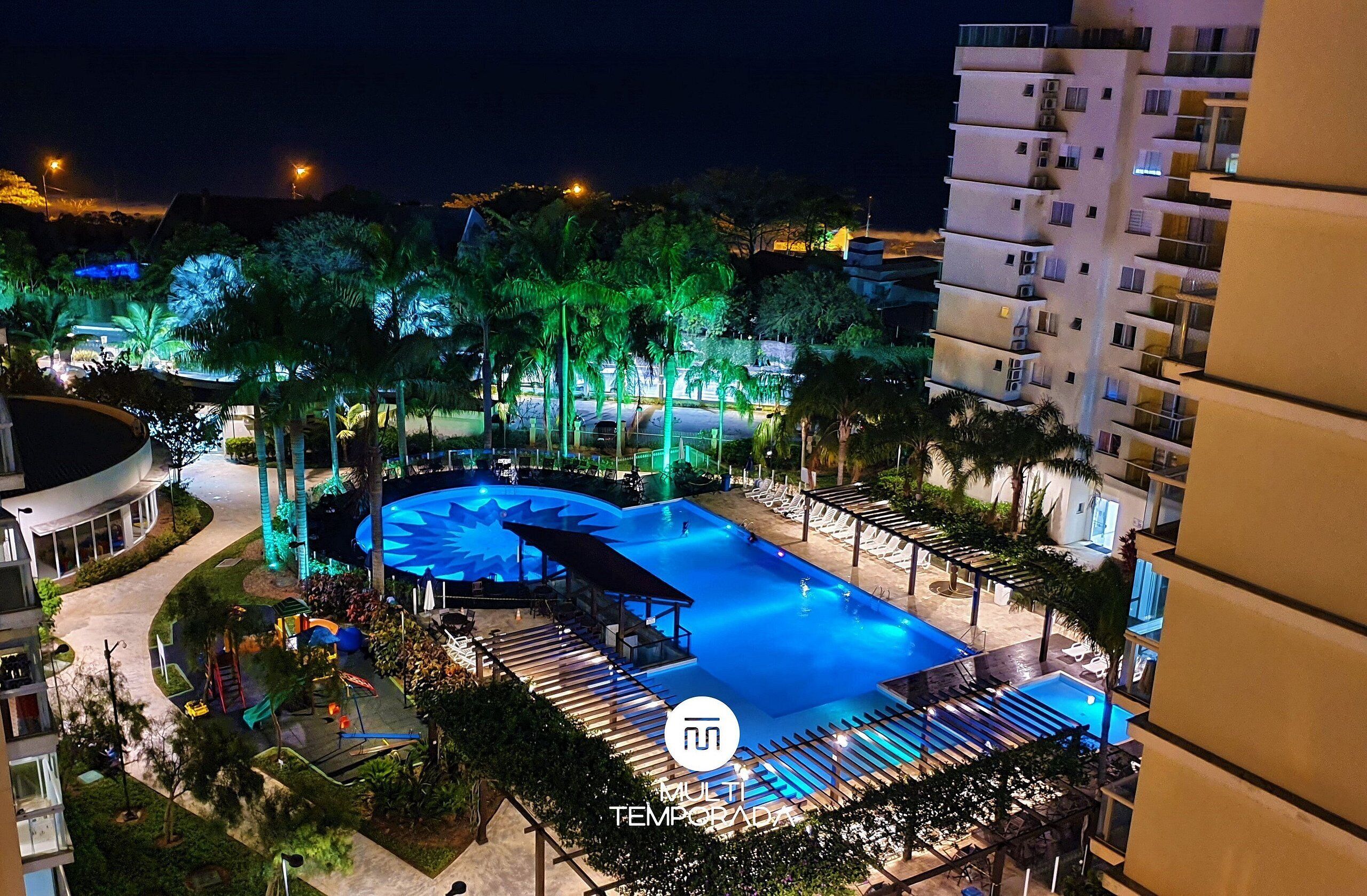 Vista frontal de la propiedad por la tarde o noche