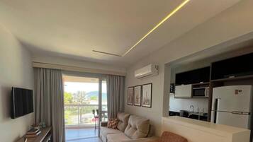 Excepcional Nautilus Casa Clube com Vista Mar | Private kitchen | Fridge, microwave, toaster oven, cookware/dishes/utensils