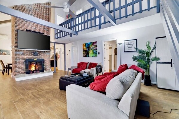 Älytelevisio, takka, musiikkikirjasto, videokirjasto