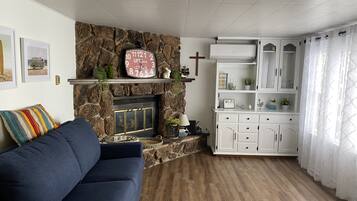 Televisión y chimenea