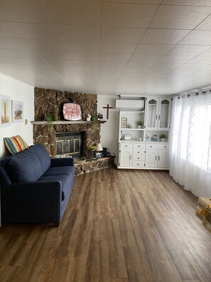 TV, fireplace - Relax & Enjoy the Beautiful Sunsets on Lake Minnewaska.  (Starbuck)