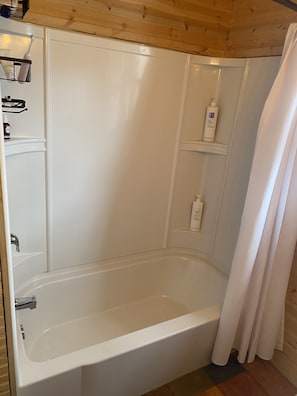 Combined shower/bathtub, hair dryer, towels