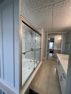 Ensemble douche/baignoire, sèche-cheveux, papier toilette