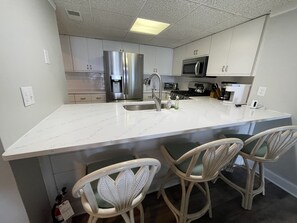 ثلاجة، ميكروويف، ف رن، موقد طهي مسطح