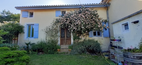 Exterior. Bed and breakfast in the countryside