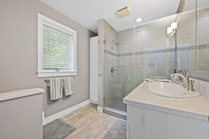 Amenidades de baño gratuitas, secadora de cabello, batas, toallas 
