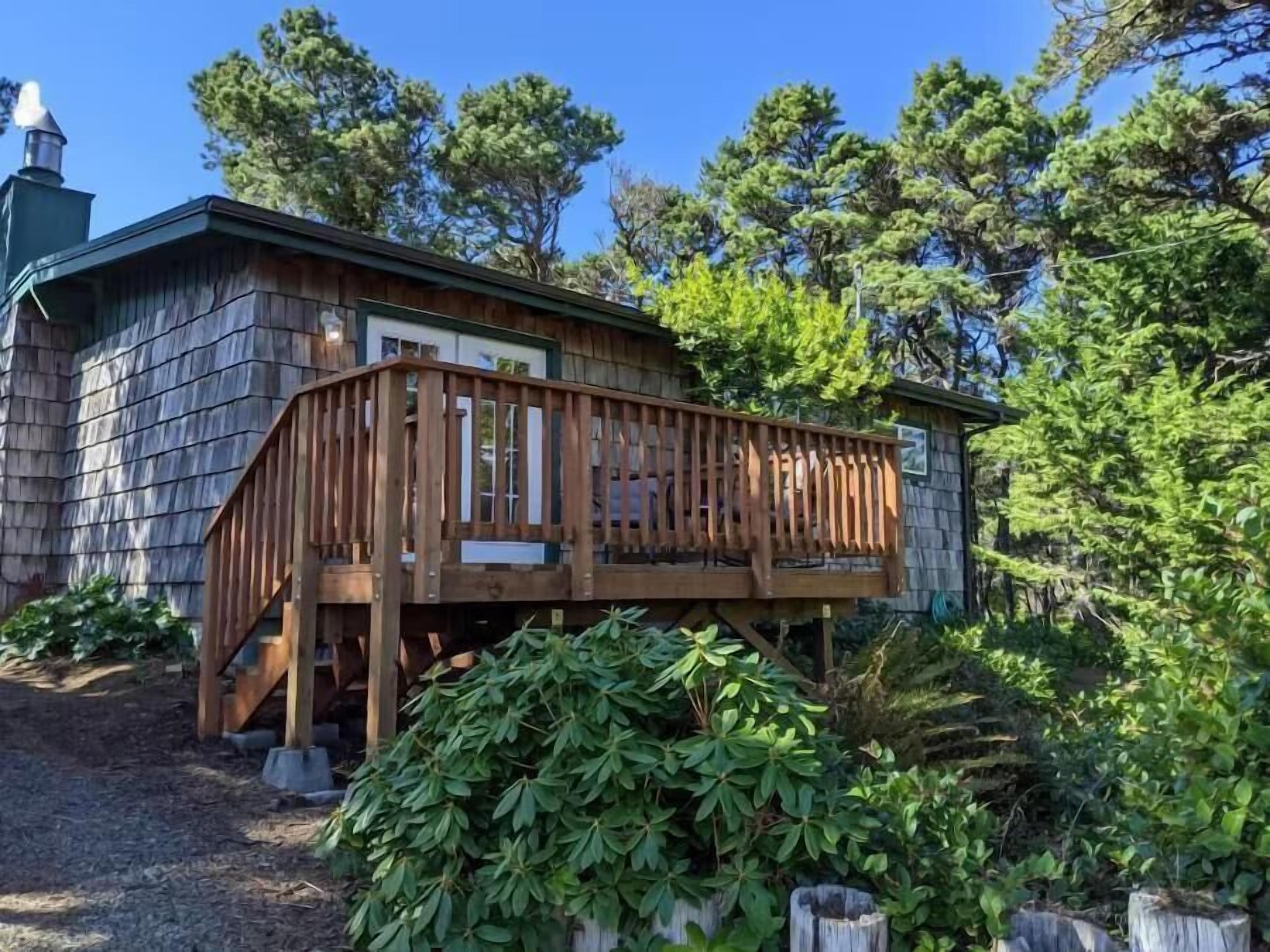 2 bedroom bath and a half walk to beach - Arago Bungalow