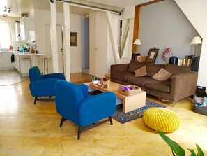 Boeken, een muziekbibliotheek en een stereo