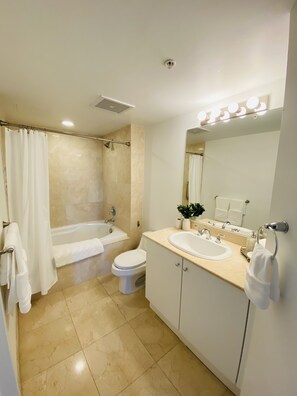 Ensemble douche/baignoire, sèche-cheveux, serviettes fournies, savon