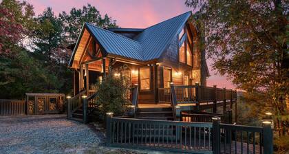 STUNNING mountain views facing sunset, hot tub, 3 king bedrooms + attached baths