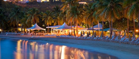 Plage, chaises longues, serviettes de plage