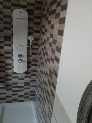 Shower, hair dryer, towels, soap - Rural house "GARNACHA DE BORJA" suitable for families and pets (Santuario de Misericordia)