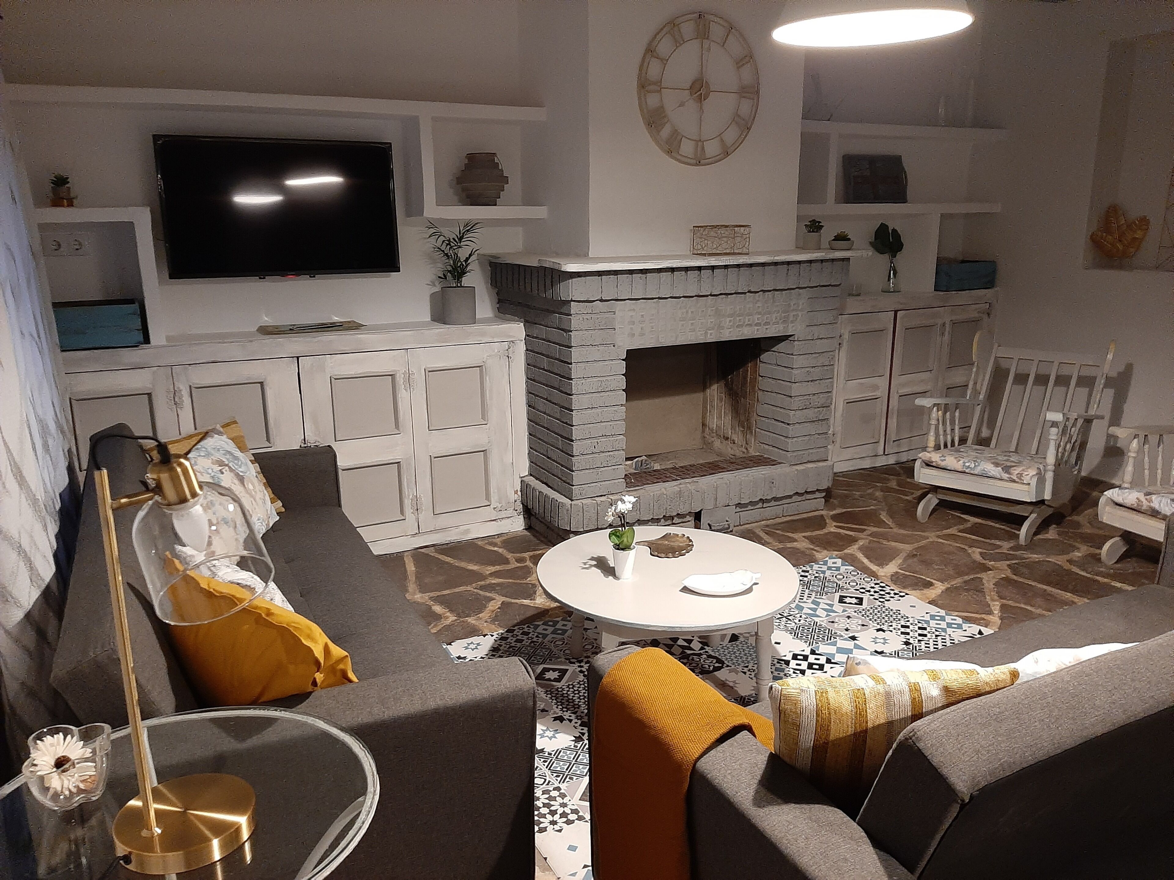 Una Smart TV, una chimenea, un futbolín, una mesa de tenis de mesa