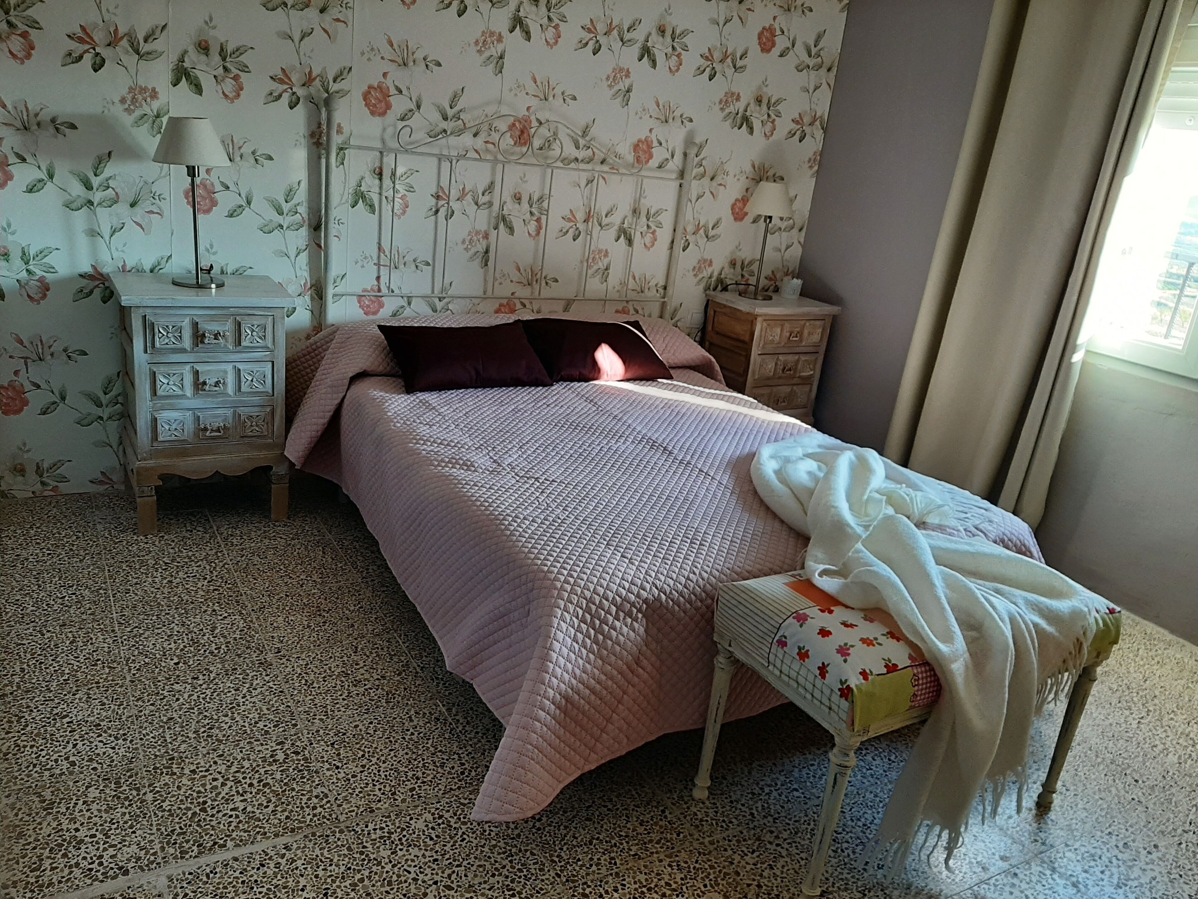 5 bedrooms, desk, iron/ironing board, travel crib
