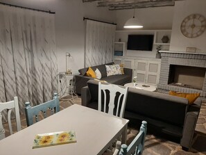 TV connectée, cheminée, baby-foot, table de tennis de table