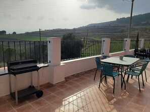 Outdoor dining - Rural house "GARNACHA DE BORJA" suitable for families and pets (Santuario de Misericordia)