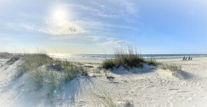 Una spiaggia nelle vicinanze, lettini da mare, teli da spiaggia