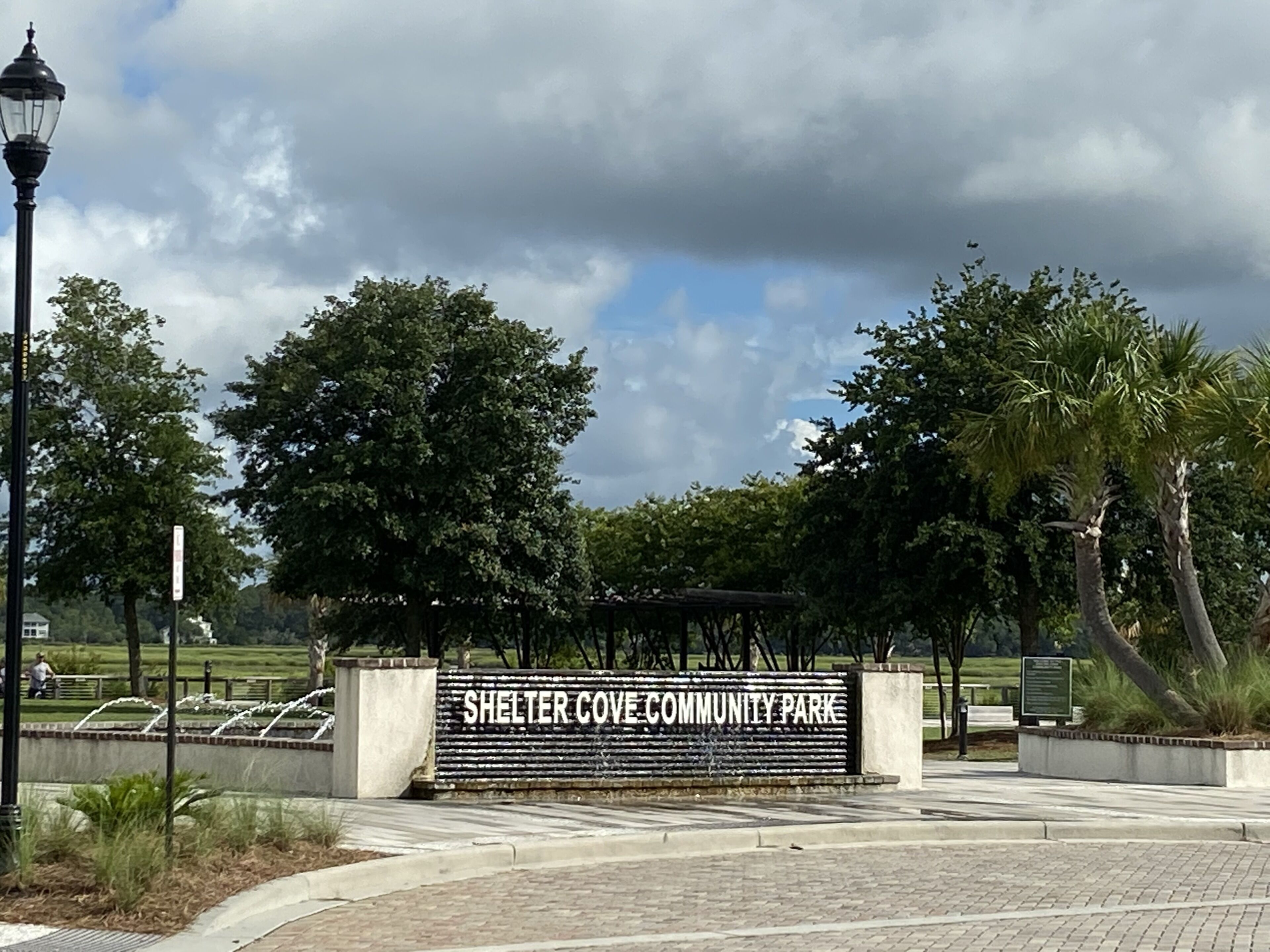 Un panneau indiquant l’entrée du parc communautaire de Shelter Cove, avec un accès aménagé et des espaces verts environnants.