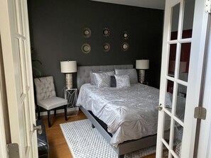 2 bedrooms, desk, WiFi, bed sheets - Location, Lifestyle & Recreation - Near Camp Creek (Atlanta)
