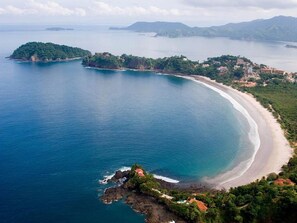Playa en los alrededores y toallas de playa