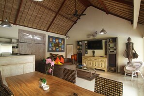 Smart TV, books, music library, stereo - VILLA 3 private pool close to beach. (Denpasar)