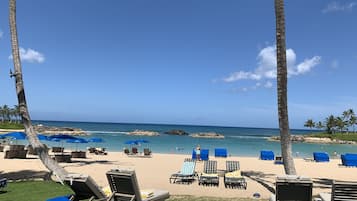 Playa en los alrededores y toallas de playa