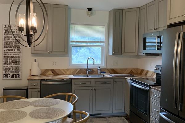 Kitchen w/Dining table for 4